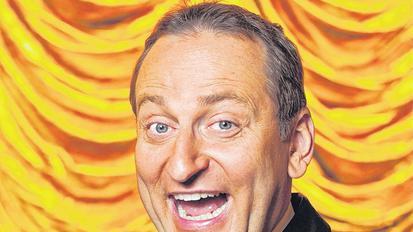 Faschings-Spezial: Heißmanns persönlichstes Programm       -  (woh)   Es sei sein bisher wohl persönlichstes Programm: Volker Heißmann präsentiere seine Solo-Show unter dem Titel &bdquo;Comedy und Concert &ndash; ein Abend mit Volker Heißmann&ldquo; in Haßfurt als großes Faschings-Spezial, heißt es in einer Pressemitteilung. Der fränkische Vollblut-Entertainer singe, swinge und plaudere sich am Faschingssonntag, 15. Februar, ab 17 Uhr in der Stadthalle durch eine Revue voller charmanter Reminiszenzen an die ganz großen deutschsprachigen Unterhaltungskünstler. Egal, ob nun &bdquo;Barfuß oder Lackschuh&ldquo; von Harald Juhnke, ein Medley mit den schönsten Melodien von Peter Alexander oder unvergessene Hits wie &bdquo;Griechischer Wein&ldquo; von Udo Jürgens &ndash; Heißmann habe sich für seine vielseitige Vorstellung vor allem jene Nummern ausgesucht, die ihn selbst stark beeindruckt und geprägt hätten. So habe er auch Stücke aus Musicals wie &bdquo;Elisabeth&ldquo; oder &bdquo;The Sound of Music&ldquo; im Repertoire. Begleitet werde er stilgerecht von der &bdquo;Pavel Sandorf Big Band&ldquo;. Zwischen den Liedern erinnere sich der 44-Jährige dann an die Anfänge seiner Bühnenkarriere, die mittlerweile schon über 30 Jahre andauere. Der Fürther Künstler scherze liebenswert mit dem Publikum und erzähle dabei manchmal sogar das ein oder andere private Geheimnis. Und obwohl während der zweieinhalbstündigen Show sicherlich die Musik im Vordergrund stehe, wäre Heißmann natürlich nicht Heißmann, gäbe es für die Zuschauer nicht noch jede Menge zum Lachen. Schließlich werde &ndash; ganz termingerecht &ndash; auch der Fasching eine Rolle spielen, wenn einer der Stars der legendären &bdquo;Fastnacht in Franken&ldquo; in Veitshöchheim live auf der Bühne stehe. Karten für diese Veranstaltung sind im Vorverkauf bei Musik-Hofmann in Hofheim und beim Kulturamt Haßfurt,  (0 95 21) 17 14, erhältlich.