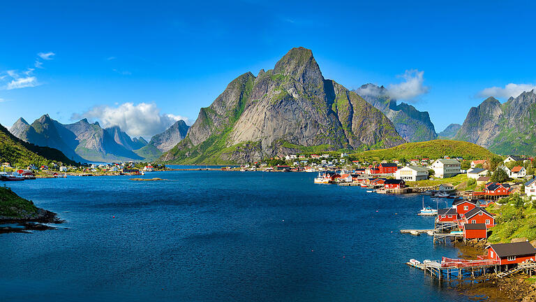 Panorama am Kirkefjorden gegen Reine auf Moskenesöya, Lofoten.