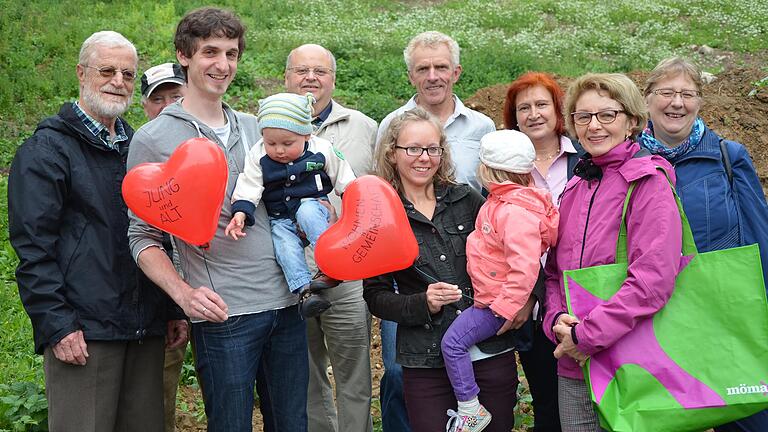 Ein Foto aus den Anfängen des Wohnprojekts in Oberdürrbach, das ein Stück weit Vorbild für die Karlstadter Initiative ist. 2015 trafen sich Vereinsmitglieder und Interessierte, um über die nächsten Schritte zu sprechen. Inzwischen sind sie längst eingezogen.&nbsp;