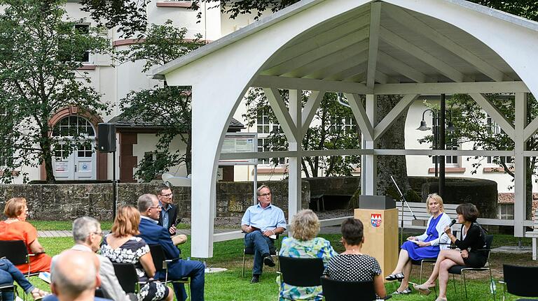 Eröffnung Krisennetzwerk Unterfranken im Bezirkskrankenhaus Lohr:&nbsp; Die Podiumsdiskussion bestreiten (von rechts) Simona Kralik (Leiterin der Leitstelle),&nbsp; Anne-Katrin Jentsch (Psychatriekoordinatorin und Inklusionsbeauftragte), Paul Strobel (Steuerungsgruppe) und Daniel Kilian (Koordinator Krisennetzwerk).