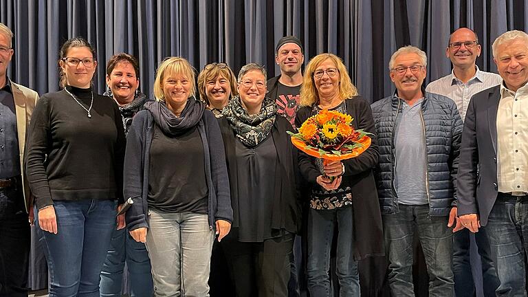 Auf dem Foto v.l.: René Martin, Petra Schlör, Heike Emmerling, Heidi Freitag, Petra Benkert, Sabrina Benkert, Stefan Kuberek, die scheidende Kassiererin Gerda Honerkamp, Klaus Eckert, Frank Kümmet, es fehlen: Doris Schneider und Lothar Hohmann. Auf dem Foto v.l.: René Martin, Petra Schlör, Heike Emmerling, Heidi Freitag, Petra Benkert, Sabrina Benkert, Stefan Kuberek, die scheidende Kassiererin Gerda Honerkamp, Klaus Eckert, Frank Kümmet, es fehlen: Doris Schneider und Lothar Hohmann.