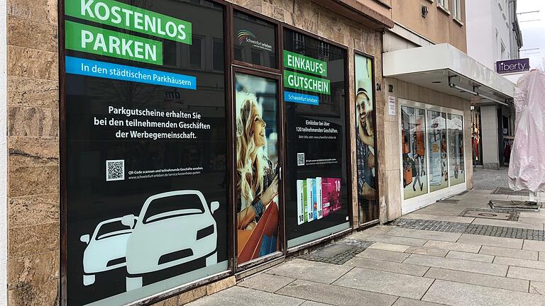 Plakate sollen den Leerstand in Schweinfurts Innenstadt hübscher machen, lösen können sie das Problem nicht. Oberbürgermeister Sebastian Remelé nahm bei einer Diskussion während der Haushaltsberatungen vor allem die Hausbesitzer in die Pflicht, zu renovieren.