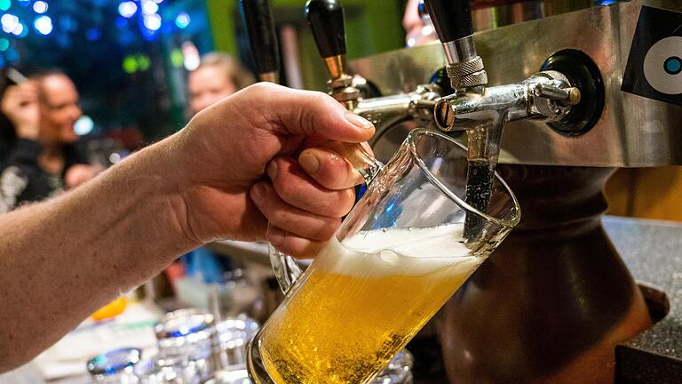 Mit den Eltern im Wirtshaus ein Bier probieren, ist bislang ab 14 Jahren erlaubt. Bayerns Gesundheitsminister Klaus Holetschek (CSU) will 'begleitetes Trinken' jetzt verbieten. Mit den Eltern im Wirtshaus ein Bier probieren, ist bislang ab 14 Jahren erlaubt. Bayerns Gesundheitsminister Klaus Holetschek (CSU) will 'begleitetes Trinken' jetzt verbieten.