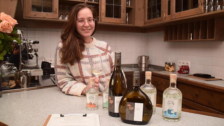 Julia Glaser versprüht gute Laune: Sie hat die Weinbar 'Himmelstoss' in Dettelbach eröffnet.