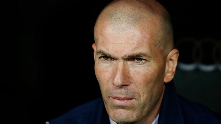 Zinédine Zidane.jpeg       -  Zinedine Zidane, damals Trainer von Real Madrid, wartet auf den Beginn des Spiels. Der Franzose soll Trainer des FC Bayern München werden.