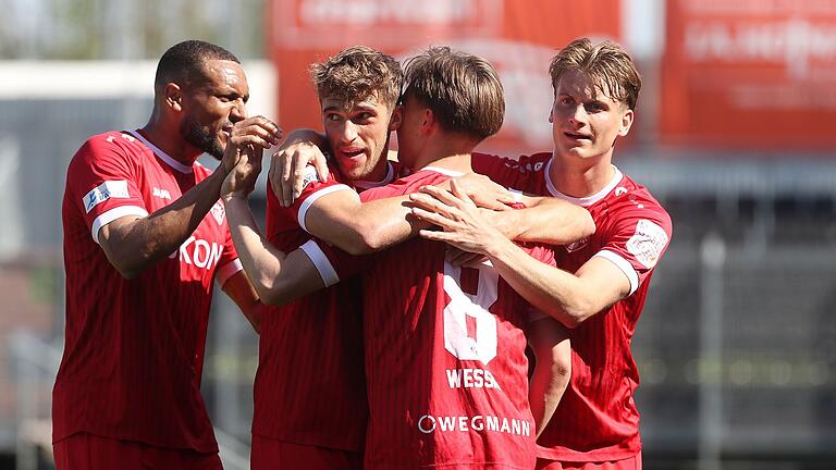 Können die Würzburger Kickers beim TSV Buchbach den vierten Sieg in Serie bejubeln? Können die Würzburger Kickers beim TSV Buchbach den vierten Sieg in Serie bejubeln?