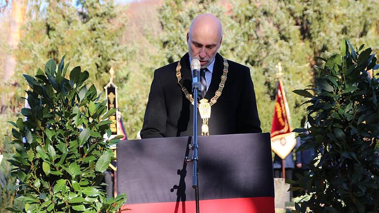 Oberbürgermeister Kay Blankenburg mahnt bei seiner Ansprache zum Volkstrauertag, sich für Frieden und Demokratie einzusetzen. Foto: Benedikt Borst       -  Oberbürgermeister Kay Blankenburg mahnt bei seiner Ansprache zum Volkstrauertag, sich für Frieden und Demokratie einzusetzen. Foto: Benedikt Borst