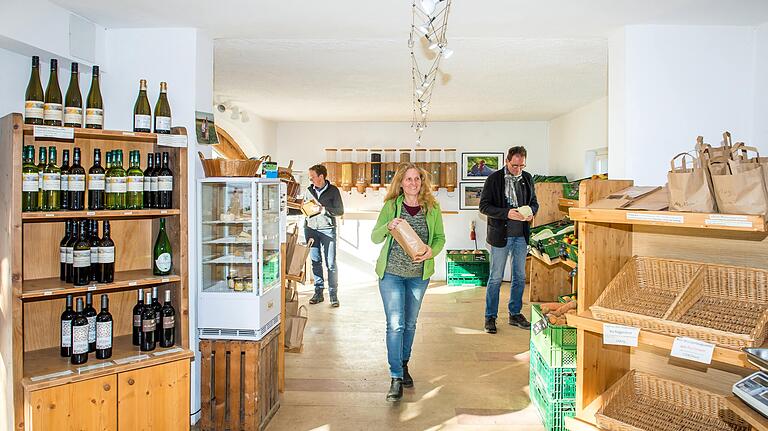 Eva Streit (Mitte) betreut den Hofladen mit dem Gutsleiterpaar Petra Sandjohann und Bernhard Schreyer. Eva Streit (Mitte) betreut den Hofladen mit dem Gutsleiterpaar Petra Sandjohann und Bernhard Schreyer.