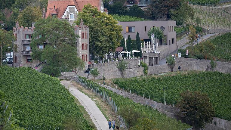 Lothar Bezold, Inhaber des Hotels und Restaurants 'Schloss Steinburg', wehrt sich gegen die vorgezogene Corona-Sperrstunde. Lothar Bezold, Inhaber des Hotels und Restaurants 'Schloss Steinburg', wehrt sich gegen die vorgezogene Corona-Sperrstunde.