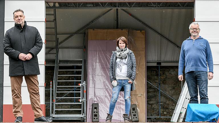 Die Vorbereitungen für die diesjährigen Frankenfestspiele Röttingen laufen, bald soll die Bühne im Hof von Burg Brattenstein wieder bespielt werden. Im Bild (von links):&nbsp; Lars Wernecke, Intendant der Festspiele, Frederike Faust, Leitung Junges Theater, und Rudolf Hild, musikalischer Leiter der Festspiele.