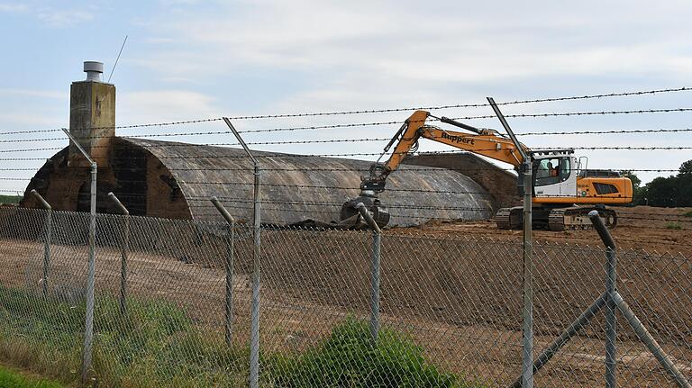 Im Juni 2018 wurden die ehemaligen Munitionsbunker der US-Kaserne abgerissen. Auf dem Gelände will Glaskeil nun eine neue Produktionsstätte bauen.