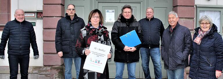 Im Rahmen des Bürgerbegehrens zum Kindergarten-Standort in Wiesentheid gab die Interessengemeinschaft nun die Listen mit den gesammelten Unterschriften ab. Von links: Robert Hambloch, Michael Rückel, Maria Stadtelmeyer-Limbacher, Walter Rosentritt, Michael Lorey sowie Otto und Irene Hünnerkopf. Im Rahmen des Bürgerbegehrens zum Kindergarten-Standort in Wiesentheid gab die Interessengemeinschaft nun die Listen mit den gesammelten Unterschriften ab. Von links: Robert Hambloch, Michael Rückel, Maria Stadtelmeyer-Limbacher, Walter Rosentritt, Michael Lorey sowie Otto und Irene Hünnerkopf.