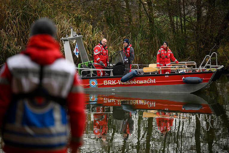 Bootsführer Daniel Schmidt und Crew bekommen von Taucheinsatzführer Daniel Hasak Anweisungen für das Motorrettungsboot „Amira“. Bootsführer Daniel Schmidt und Crew bekommen von Taucheinsatzführer Daniel Hasak Anweisungen für das Motorrettungsboot „Amira“.