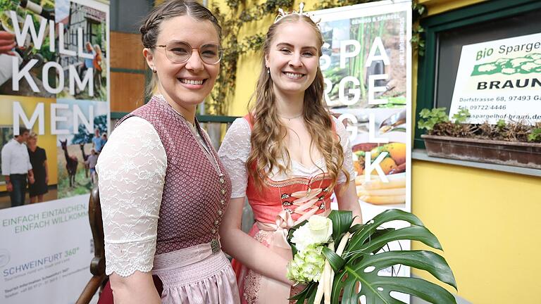 Christiane Reinhart (links) übergibt ihre bisherige Krone als Schweinfurter Spargelprinzessin an ihre Nachfolgerin Lena Ziegler (rechts). Die Krönungszeremonie fand im kleinen, aber feierlichen Rahmen auf dem Bio-Spargelhof Braun in Garstadt statt.