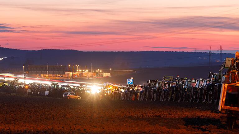 Bereits am vergangenen Montag versammelten sich am Abend zahlreiche Demonstrierende in Biebelried an den Feldwegen an der A3 zwischen Biebelried und Theilheim. Am Donnerstag wird dort eine weitere Aktion stattfinden.&nbsp;