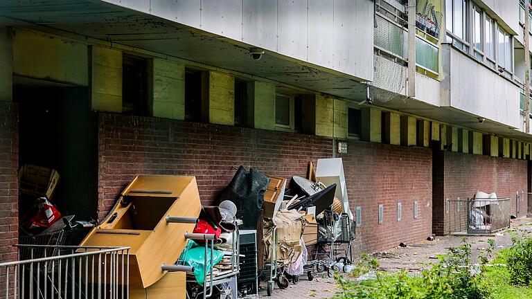 Duisburger Problem-Hochhaus       -  Auf der Rückseite eines Hochhauses an der Ottostraße ist von Hausmeistern eingesammelter Sperrmüll gelagert. (Archivbild)