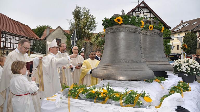 Bei der Segnung der neuen Glocken: Pfarrer Kai Söder (von links), Bischof Franz Jung, Pfarrer Andreas Heck, Pfarrer Manuel Vetter (Glockensachverständiger des Bistums Würzburg) und Pfarrvikar Stevan Kulandai.