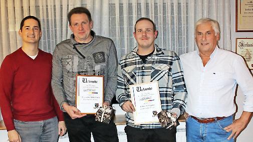 Unser Foto zeigt Viktor Bühner (von links), die Geehrten Alexander Heidelbach und Tobias Schöppner sowie Firmeninhaber Lothar Bühner.       -  Unser Foto zeigt Viktor Bühner (von links), die Geehrten Alexander Heidelbach und Tobias Schöppner sowie Firmeninhaber Lothar Bühner.