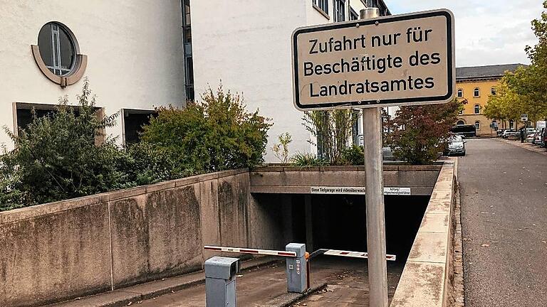 Mindest zwei Millionen Euro: Die Tiefgarage im Landratsamt Schweinfurt soll saniert werden. Über das Wie ist sich der Kreisausschuss noch nicht einig.