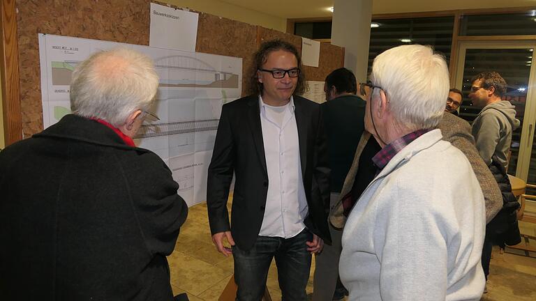 Klaus Waigand vom staatlichen Bauamt Aschaffenburg (Mitte) beantwortete vor der Sondersitzung des Kreuzwertheimer Gemeinderat die Fragen von Bürgern Klaus Waigand vom staatlichen Bauamt Aschaffenburg (Mitte) beantwortete vor der Sondersitzung des Kreuzwertheimer Gemeinderat die Fragen von Bürgern