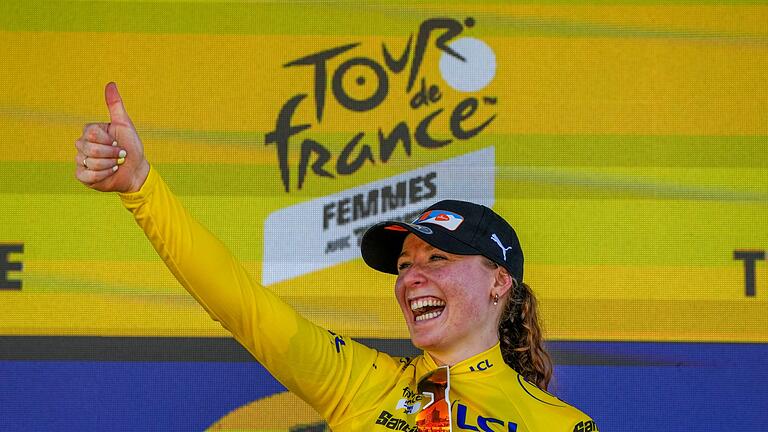 Tour de France Frauen - 1. Etappe       -  Charlotte Kool strahlt im Gelben Trikot.