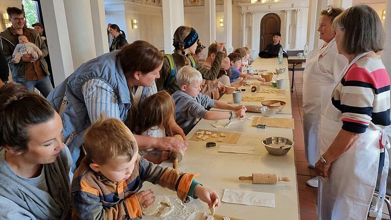 Kinder backen im Rittersaal von Schloss Grumbach.