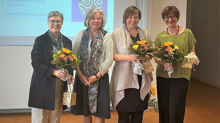 Bei der Abschiedsfeier: Schulleiterin Edith Kroth, Christine Hildebrand (Leiterin des Staatlichen Schulzentrums für Gesundheitsberufe), Christiane Völk, Lehrkraft der Hebammenschule und Martina Göb, Lehrkraft der Hebammenschule und stellv. Schulleiterin.