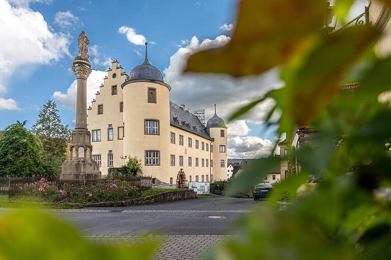 Das Julius-Echter Schloss in Oberschwarzach: In Schlosshof und Schlossgarten findet jährlich das Weinfest statt. Im Vordergrund ist die Mariensäule zu sehen. Das Julius-Echter Schloss in Oberschwarzach: In Schlosshof und Schlossgarten findet jährlich das Weinfest statt. Im Vordergrund ist die Mariensäule zu sehen.