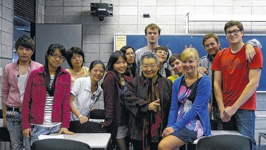 Lernen in Taiwan: Stefan Roth (hinten Mitte), Verbundstudent der Genobank, absolvierte ein Auslandssemester, um Einblicke in die asiatische Kultur und Lehre zu nehmen.