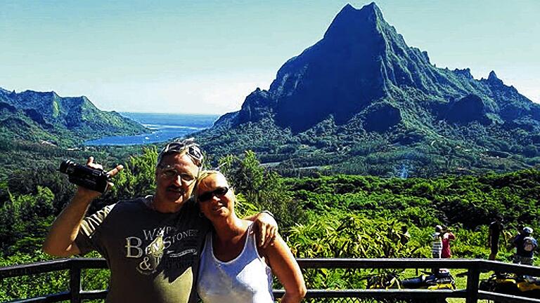 Südsee pur: Thomas und Christiane Breitenbach am Aussichtspunkt Belvedere auf ihrer Trauminsel Moorea.