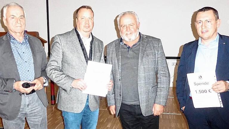 Spendenübergabe an die Kinderhilfe Afghanistan: Jeweils 1500 Euro spendeten der Lions Club und der Rotary Club. Im Bild von links Robert Engelhardt vom Helferkreis Asyl, Sebastian Dosch, Präsident der Rotarier, Dr. Reinhard Erös, Vorsitzender der Kinderhilfe Afghanistan, und Klaus Bauer vom Lions Club.