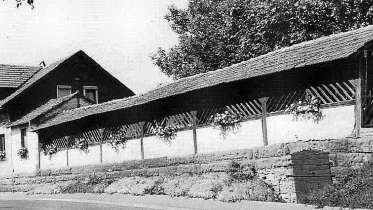 Dieses Bild aus den frühen 1980er-Jahren zeigt eine halboffene Kegelbahn die man heute noch am Ortseingang von Westheim sehen kann. Sie gehörte zum &bdquo;Mantels Keller&ldquo; und wurde im Jahre 1900 erbaut. In den 1960er-Jahren wurde das Kegeln hier eingestellt.