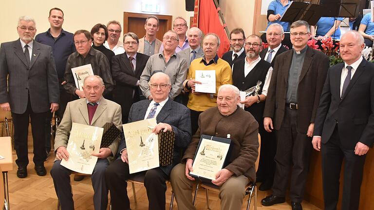 Der Sebastiani-Verein Lengfurt ehrte beim Kommersabend verdiente Mitglieder (von links): Hauptmann Oskar Aschauer, Andreas Kohlhepp (für das neue Ehrenmitglied Bernhard Kohlhepp), Andreas Hanft (für  Peter Hanft), Rosa Licha (für Andreas Schlör), Helmut Götz, Kurt Götzner, Peter Seitz, Klaus Sebold, Thomas Freund, Erwin Simon, Werner Dill, Erich Kohlhepp, Rudolf Baumeister, Bürgermeister Norbert Endres, Pfarrer  Matthias Wolpert und Oberleutnant Thomas Hahmann; sitzend: Karl Willms, Werner Karpf und Manfred Liebler