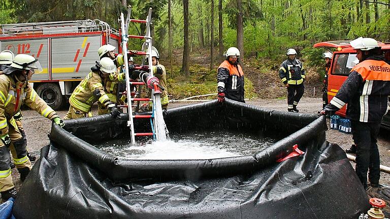 In solche Faltbehälter wird an verschiedenen Stellen im Salzforst das Wasser von den Tanklöschfahrzeugen eingefüllt und dann in die Schlauchleitung eingespeist.