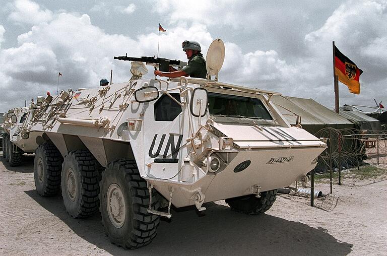 Ein 'Fuchs'-Transportpanzer sichert auf diesem Archivbild aus dem Juli 1993 die Unterkünfte der deutschen Soldaten auf dem Flughafen von Mogadischu in Somalia. Für den Einsatz in dem afrikanischen Land schickte Deutschland erstmals in der Geschichte der Bundeswehr bewaffnete Soldaten in einen humanitären Einsatz außerhalb des Nato-Gebietes.