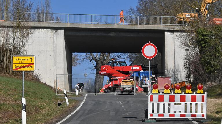 Mit der Instandsetzung der WÜ 46 zwischen Tückelhausen und Giebelstadt ist eine weitere viel befahrene Strecke für die nächsten Monate dicht. Mit der Instandsetzung der WÜ 46 zwischen Tückelhausen und Giebelstadt ist eine weitere viel befahrene Strecke für die nächsten Monate dicht.