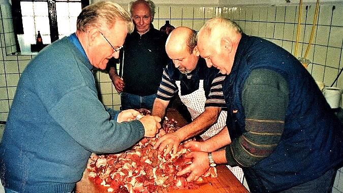 Ein ganz schönes Rumgewurstel: Metzger Heiner Ackermann (mit Schürze) leitete die Stammtischler an. Von der Schlachtplatte erhielt jeder einen gerechten Teil.