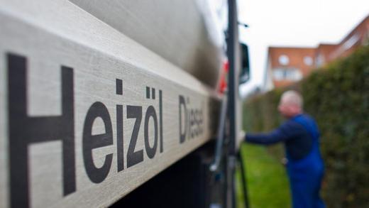 Tipps fürs Heizen       -  Spätestens zu Beginn der Heizsaison ist der Preis für Heizöl wieder ein heißes Thema. Beobachten Sie daher permanent die Heizölpreise, denn in günstigen Zeiten können Sie viele hundert Euro sparen. Was das Heizöl momentan kostet, können Sie  hier  sehen (mit regionalen Angaben). - Weitere Themen und Tipps rund um Energie.