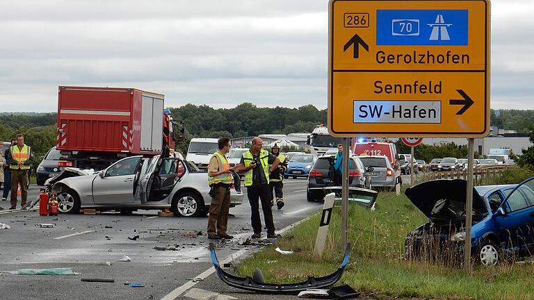 Unfall auf der Hahnenhügelbrücke in Höhe der Abfahrt nach Sennfeld. Unfall auf der Hahnenhügelbrücke in Höhe der Abfahrt nach Sennfeld.