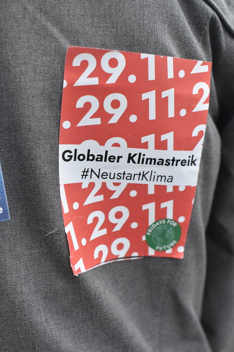 Am globalen Klimastreik beteiligte sich auch die Bad Neustädter Fridays for future-Gruppe. Maja Büttner hat den passenden Aufkleber auf der Jacke.