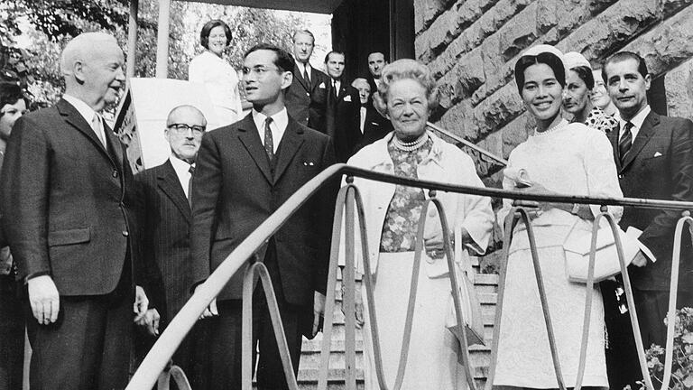 Dieses Bild erschien erstmals am 26. August 1966 in der Main-Post. Es dokumentiert den Besuch des thailändischen Königspaares Bhumibol und Sirikit bei Bundespräsident Heinrich Lübke und seiner Gattin Wilhelmine im Kurländer Haus von Marina und Hans-Georg Dehnhardt, die oben an der Treppe auf die Gäste warten.