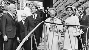 Dieses Bild erschien erstmals am 26. August 1966 in der Main-Post. Es dokumentiert den Besuch des thailändischen Königspaares Bhumibol und Sirikit bei Bundespräsident Heinrich Lübke und seiner Gattin Wilhelmine im Kurländer Haus von Marina und Hans-Georg Dehnhardt, die oben an der Treppe auf die Gäste warten.