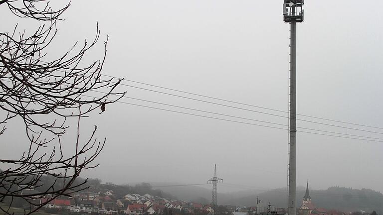 Vor Stettfeld steht dieser Funkmast, und trotzdem sprach man nicht nur im Gemeinderat von 'toter Hose beim Mobilfunk'.