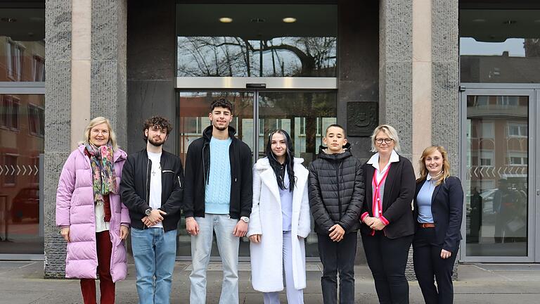 Von links: Maria Walter (Bereichsleiterin 4 Schulen, Regierung von Unterfranken), Jacob Barr (Mittelschule Bergrheinfeld, Vertreter des Bezirksschülersprechers), Muhannad Abdulbaki (D.-Paul-Eber-Mittelschule, Bezirksschülersprecher für den Bereich Mittelschulen), Aylin Jamie Herrmann (Adolph-Kolping-Schule Würzburg, Bezirksschülersprecherin für den Bereich Förderzentren), Torino Ahmetovic (Friedensreich-Hundertwasser-Schule Würzburg, Vertreter der Bezirksschülersprecherin), Sandra Büttner (Sachgebiet 41 Förderschulen, Regierung von Unterfranken) und Lena Rügemer (Sachgebiet 40.2 Grund- und Mittelschulen, Regierung von Unterfranken) Von links: Maria Walter (Bereichsleiterin 4 Schulen, Regierung von Unterfranken), Jacob Barr (Mittelschule Bergrheinfeld, Vertreter des Bezirksschülersprechers), Muhannad Abdulbaki (D.-Paul-Eber-Mittelschule, Bezirksschülersprecher für den Bereich Mittelschulen), Aylin Jamie Herrmann (Adolph-Kolping-Schule Würzburg, Bezirksschülersprecherin für den Bereich Förderzentren), Torino Ahmetovic (Friedensreich-Hundertwasser-Schule Würzburg, Vertreter der Bezirksschülersprecherin), Sandra Büttner (Sachgebiet 41 Förderschulen, Regierung von Unterfranken) und Lena Rügemer (Sachgebiet 40.2 Grund- und Mittelschulen, Regierung von Unterfranken)