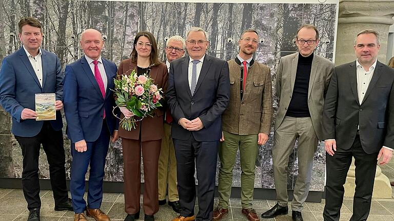 Feierten die Wiedereröffnung des neugestalteten Rhönmuseums: (von links) Staatssekretär Sandro Kirchner, Landrat Thomas Habermann, Museumsleiterin Eva-Maria König, Bezirksheimatpfleger Dr. Klaus Reder, Bezirkstagspräsident Stefan Funk, Leader-Koordinator Daniel Pascal Klaehre, Dr. Stefan Kley von der Landesstelle für nichtstaatliche Museen in Bayern und Fladungens Bürgermeister Michael Schnupp. Feierten die Wiedereröffnung des neugestalteten Rhönmuseums: (von links) Staatssekretär Sandro Kirchner, Landrat Thomas Habermann, Museumsleiterin Eva-Maria König, Bezirksheimatpfleger Dr. Klaus Reder, Bezirkstagspräsident Stefan Funk, Leader-Koordinator Daniel Pascal Klaehre, Dr. Stefan Kley von der Landesstelle für nichtstaatliche Museen in Bayern und Fladungens Bürgermeister Michael Schnupp.