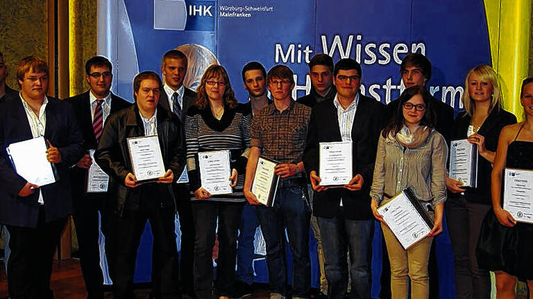 Ausgezeichnet: Die Prüfungsbesten aus dem Landkreis Main-Spessart mit IHK-Präsident Dieter Pfister (links) und Jürgen Bode, stellvertretender Hauptgeschäftsführer der IHK.