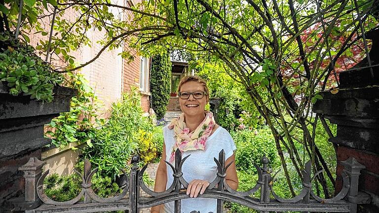 Sabine Dittmar am Tor zum Paradies, respektive am Tor zu ihrem Garten.