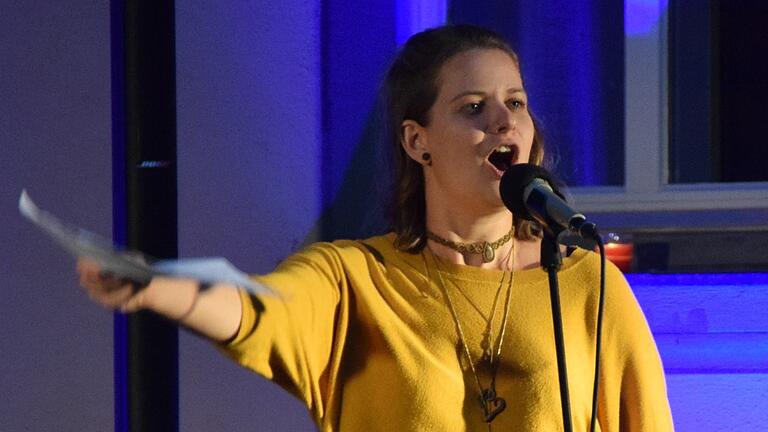 Carolina Will aus Stockheim war die einzige Frau und lokale Vertreterin unter den Teilnehmern des Poetry Slams, der den Abschluss der 'Feierabend'-Reihe im Bildhäuser Hof darstellte.