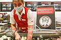 Geschäftsführer Christian Riedmayer vom Kupsch&nbsp; im Würzburger Frauenland weist seine Kunden mit Plakaten auf die neue Maskenverordnung hin.