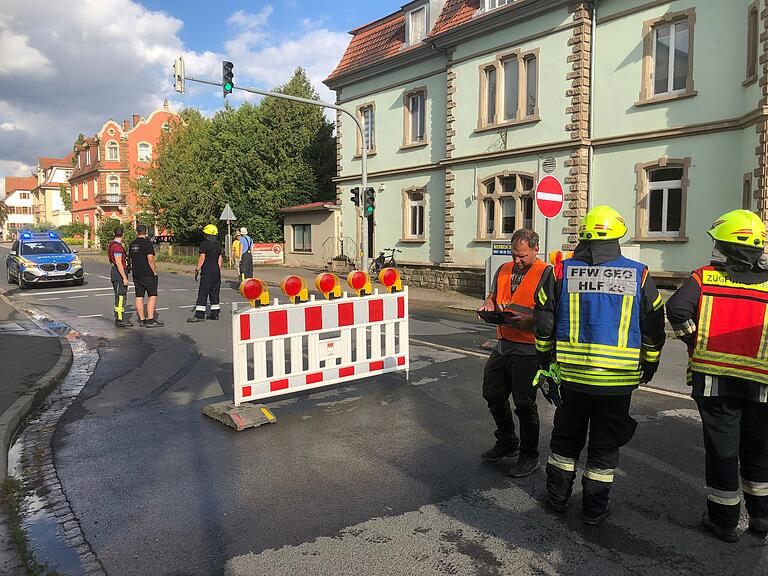 Nach dem Entdecken des Wasserrohrbruchs Anfang Juli war die Bahnhofstraße von Polizei und Feuerwehr gesperrt worden. Nach dem Entdecken des Wasserrohrbruchs Anfang Juli war die Bahnhofstraße von Polizei und Feuerwehr gesperrt worden.